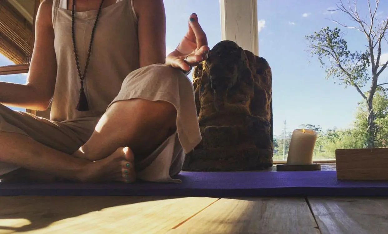 Club de Meditación con pausas reales y presencia
