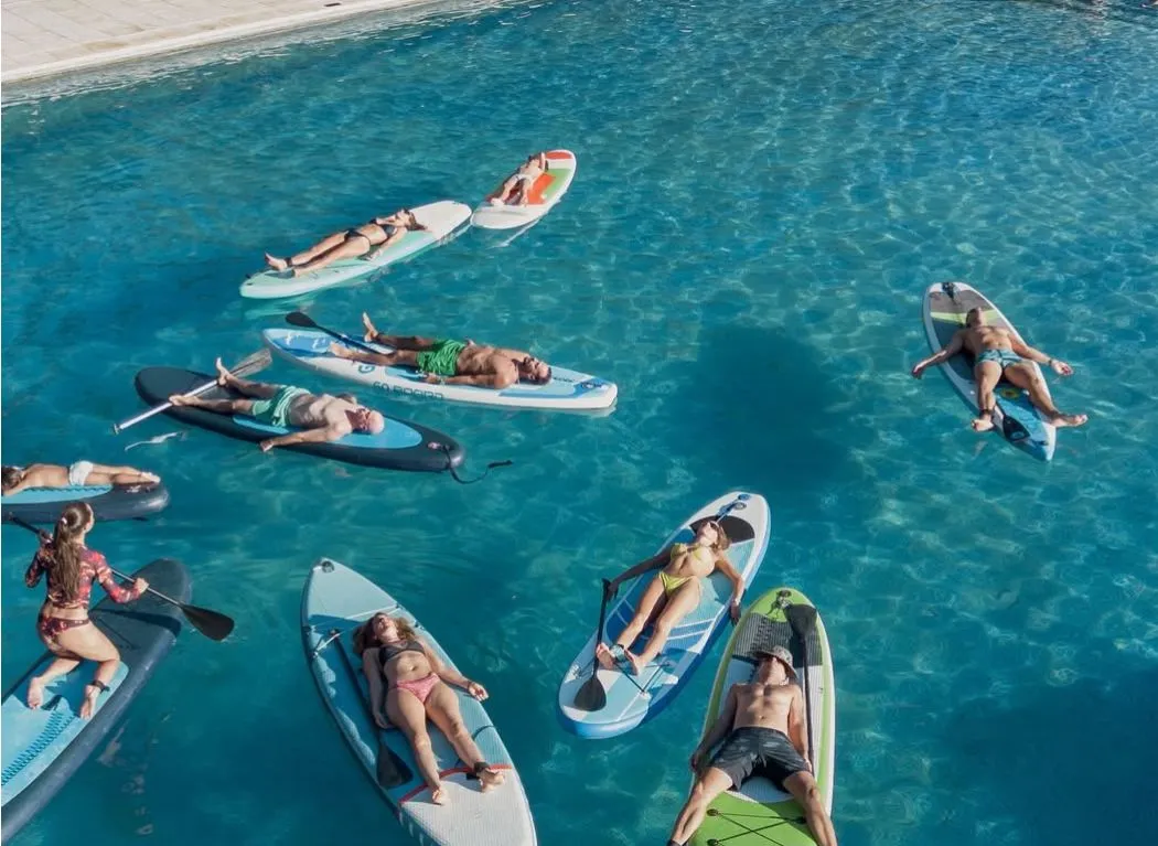 Clase de SUP Yoga sobre el agua con equilibrio y presencia